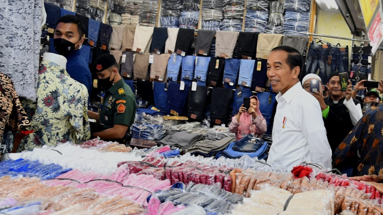 Tinjau Pasar Tanah Abang, Presiden Pastikan Aktivitas Perekonomian Sektor Riil Berjalan Baik