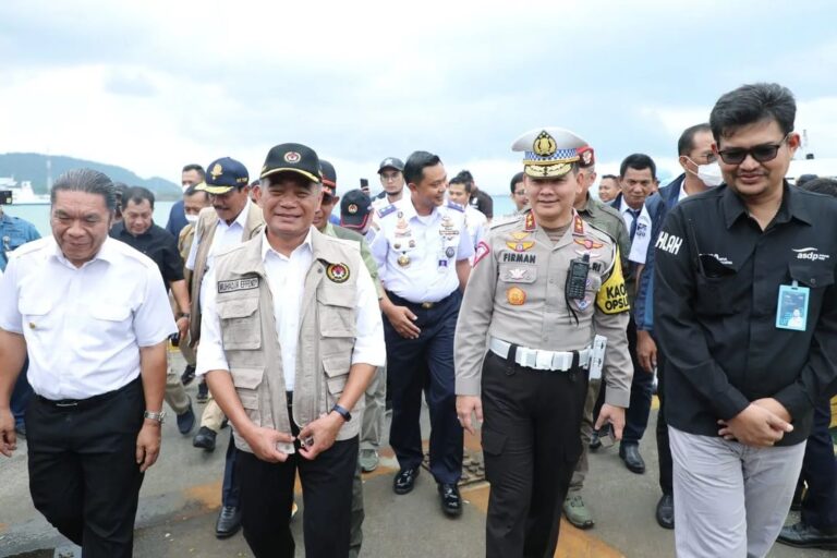 Tinjau Arus Balik Nataru 2023, Menko PMK :  Pastikan Keamanan dan Pelayanan Pelabuhan Merak Berjalan Baik