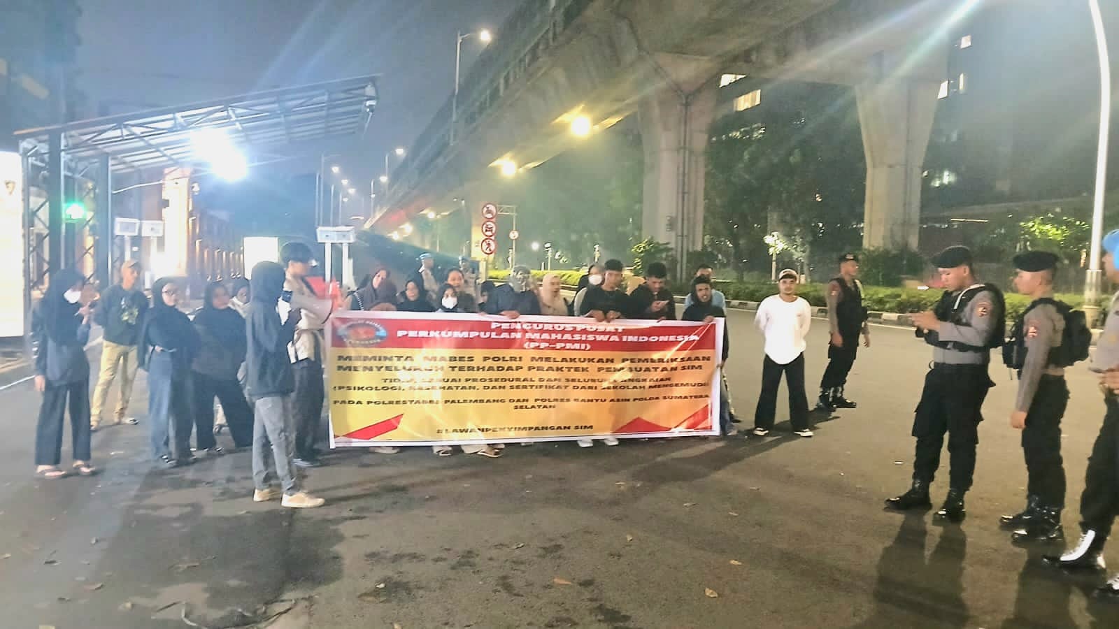 PP-PMI Kembali Gelar Aksi Jilid II Di Tengah Malam Depan Mabes Polri Menyoal Pembuatan SIM Di Polrestabes Palembang Dan Polres Banyu Asin