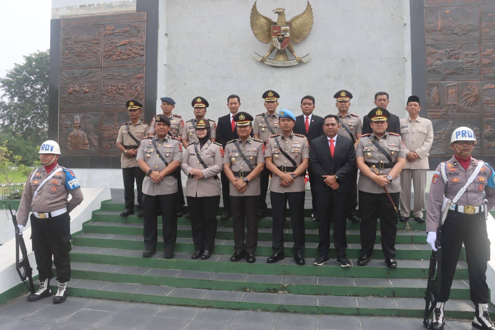Kapolres Serkot Bersama Penjabat Utama Polda Banten Ikuti Upacara Ziarah Dan Tabur Bunga Di TMP Ciceri