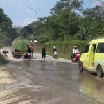 Peduli Keselamatan Masyarakat, Pihak Tambang Galian Lakukan Pembersihan Jalan
