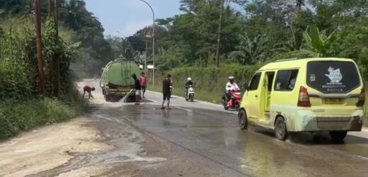 Peduli Keselamatan Masyarakat, Pihak Tambang Galian Lakukan Pembersihan Jalan
