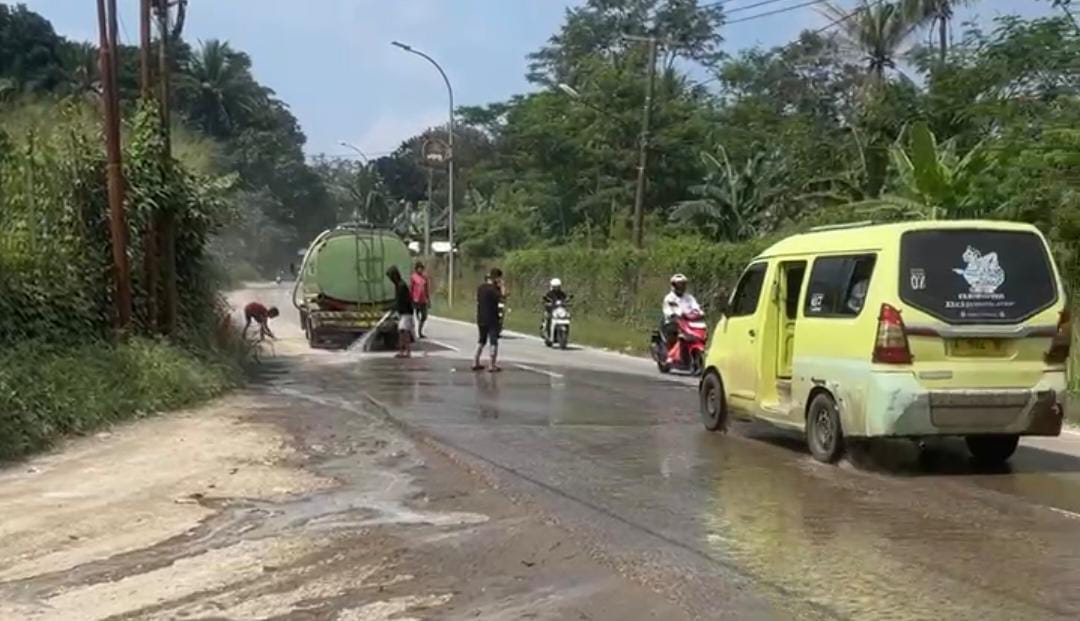 Peduli Keselamatan Masyarakat, Pihak Tambang Galian Lakukan Pembersihan Jalan
