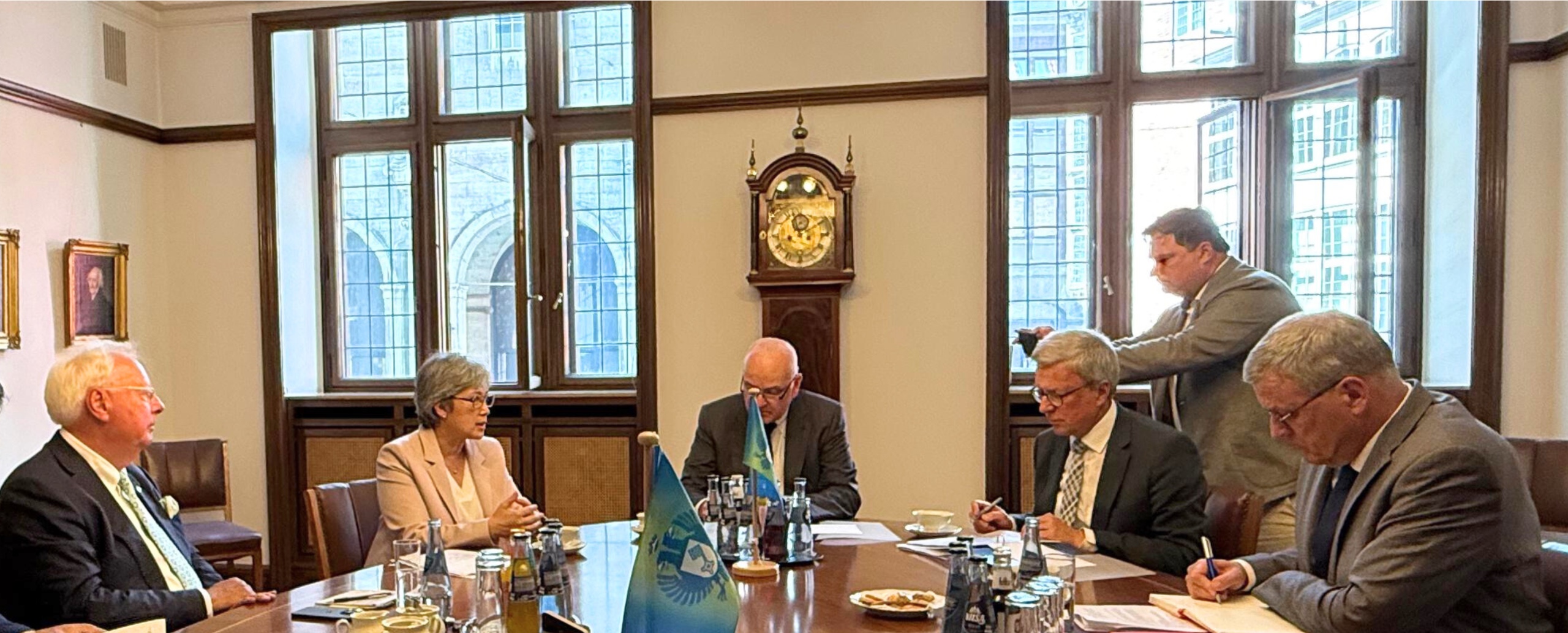 PERKUAT HUBUNGAN INDONESIA DAN BREMEN, KONJEN RI HAMBURG TEMUI WALIKOTA DAN IHK BREMEN