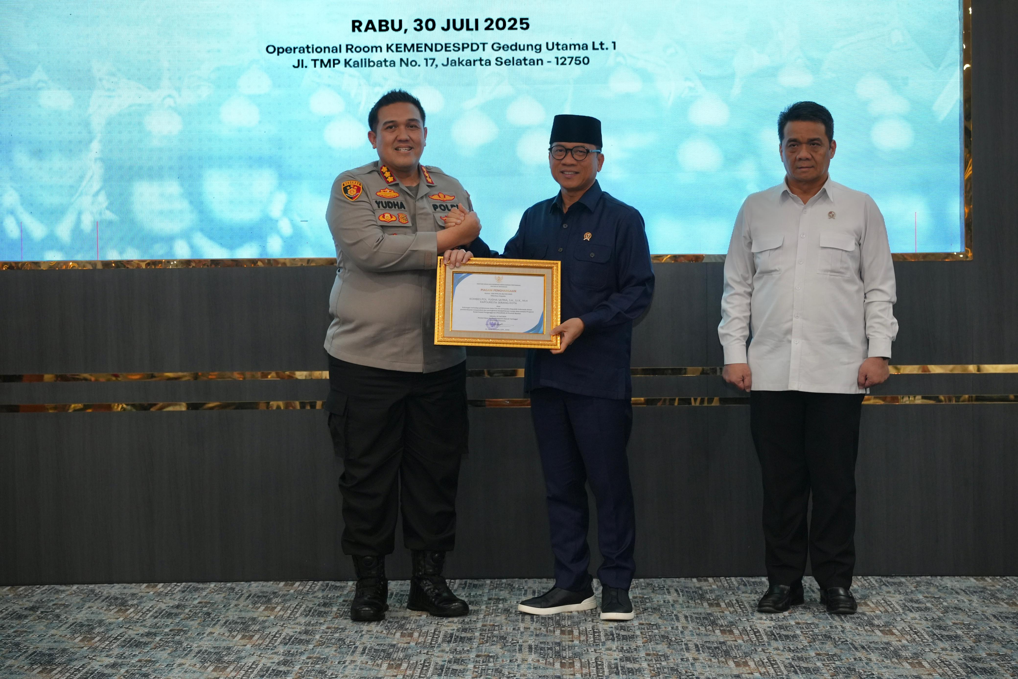 Kapolresta Serang Kota Menerima Penghargaan Dari Menteri Desa Pembangunan Daerah Tertinggal