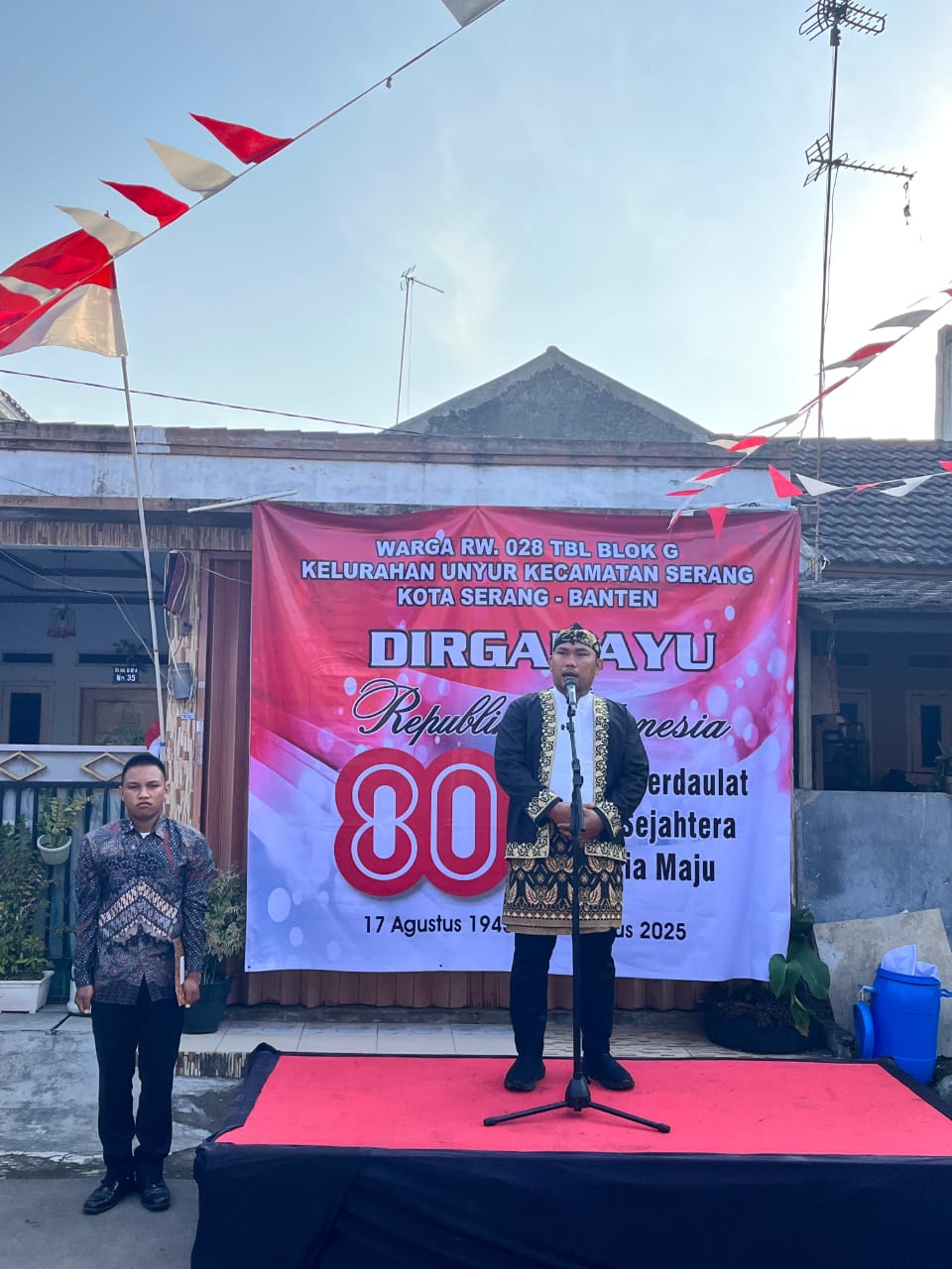 Sebagai RW, Personel Polda Banten Ajak Warga Unyur Gelar Upacara Perdana HUT RI ke-80 Khidmat dan Meriah