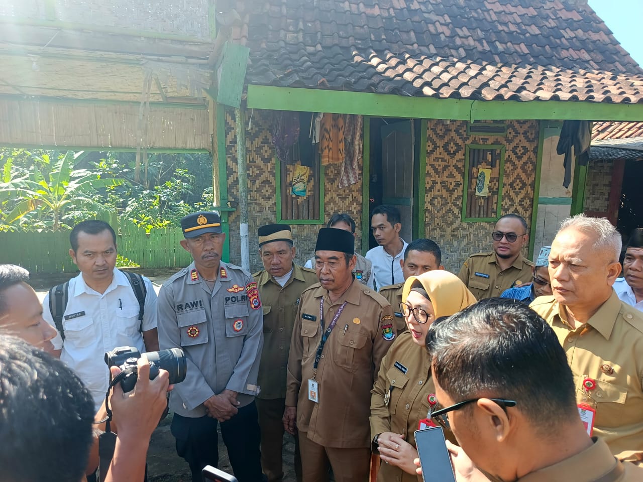 WAKIL BUPATI TANGERANG KUNJUNGI KORBAN BENCANA ANGIN PUTING BELIUNG DI DESA TABAN