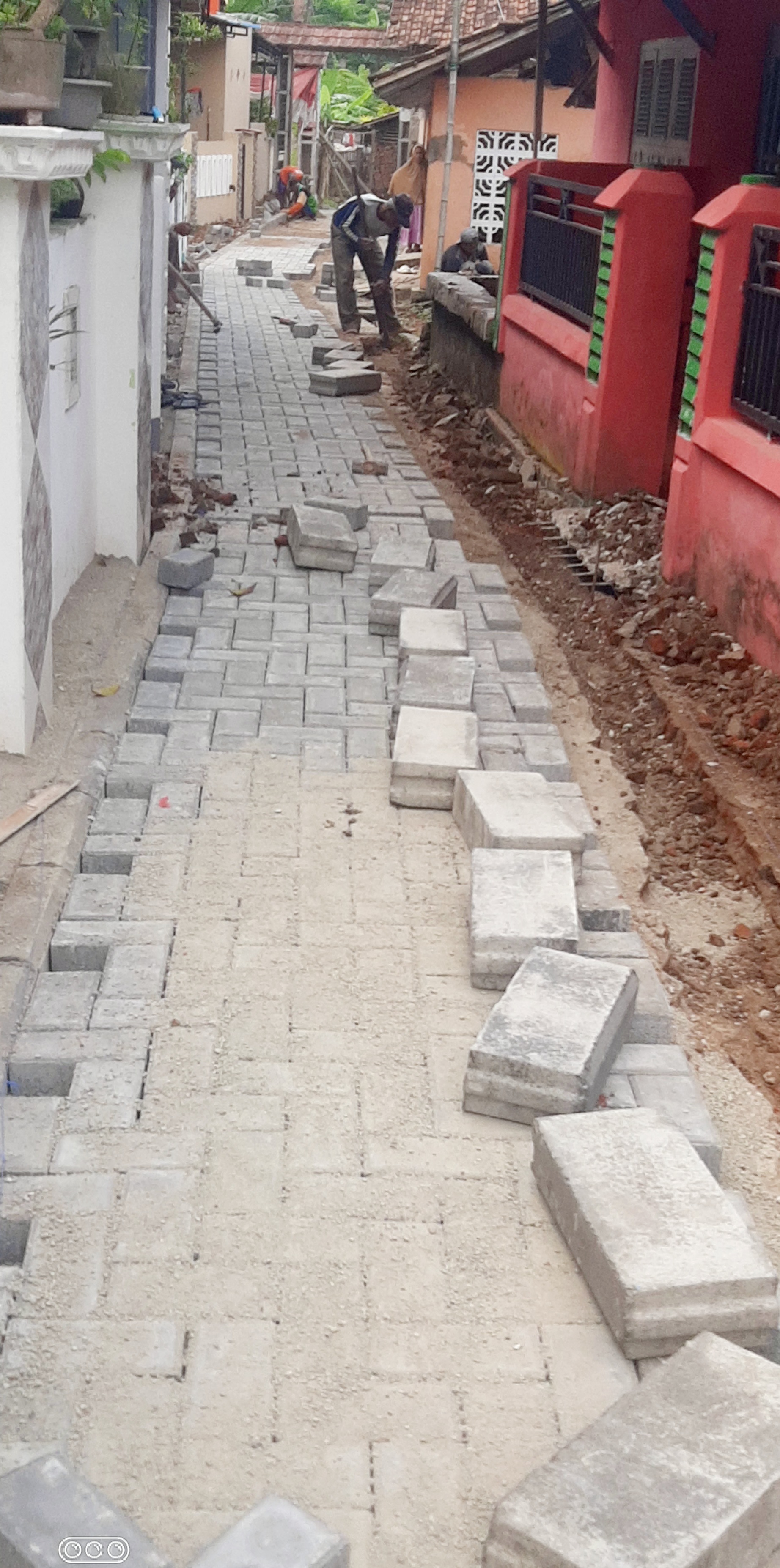 Proyek PSU Di Pancur Diduga Asal Jadi, Paving Block Ditimpa di Atas Plester Lama