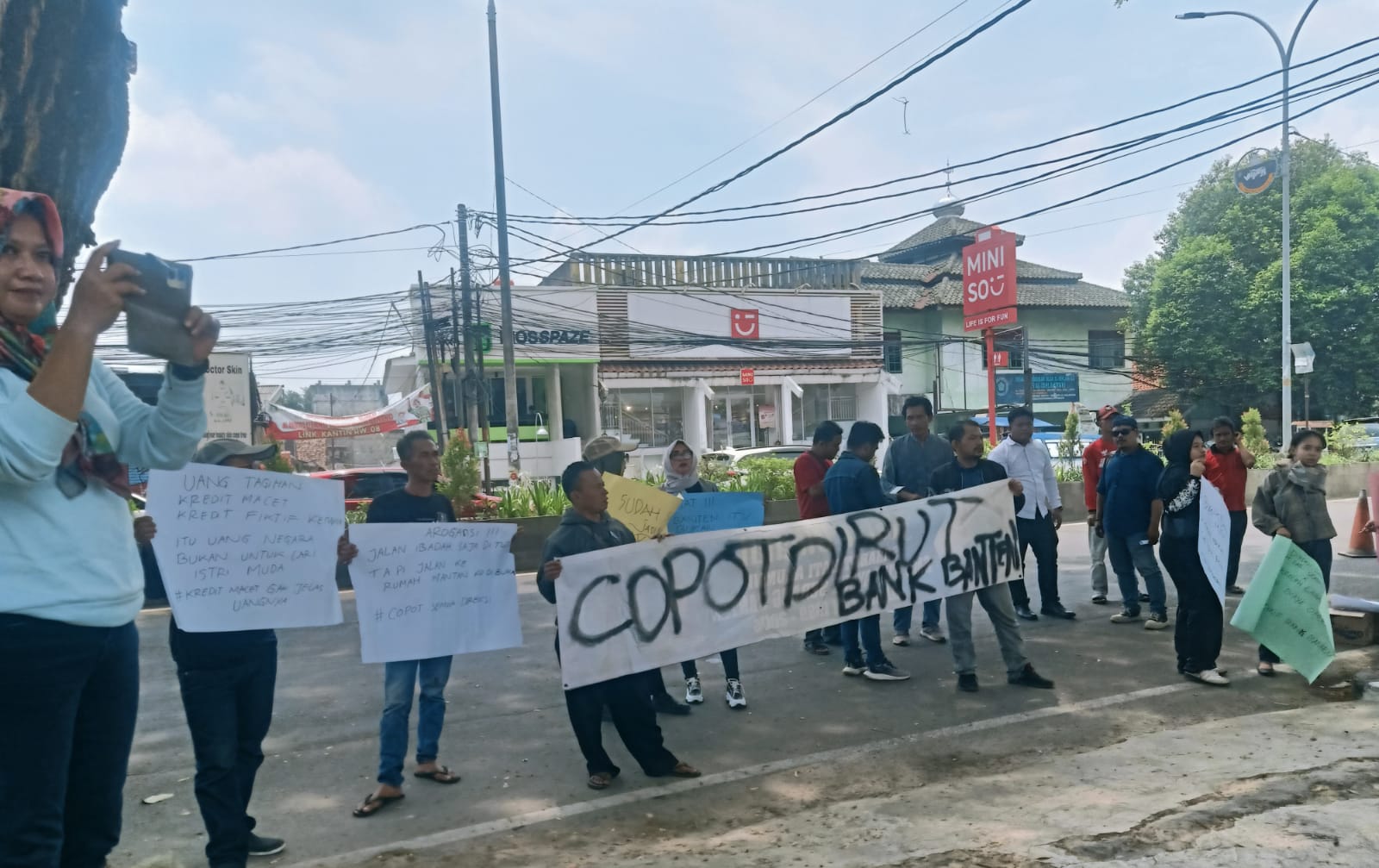 Bank Banten digerudug Massa KOAR Banten, Soroti Kinerja Direksi