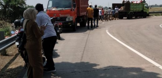 Lurah Kasunyatan Beserta Ketua Karang Taruna Dan RT RW Bergotong Royong Membersihkan Tumpukan Sampah di Jalan Tasikardi-Banten Lama