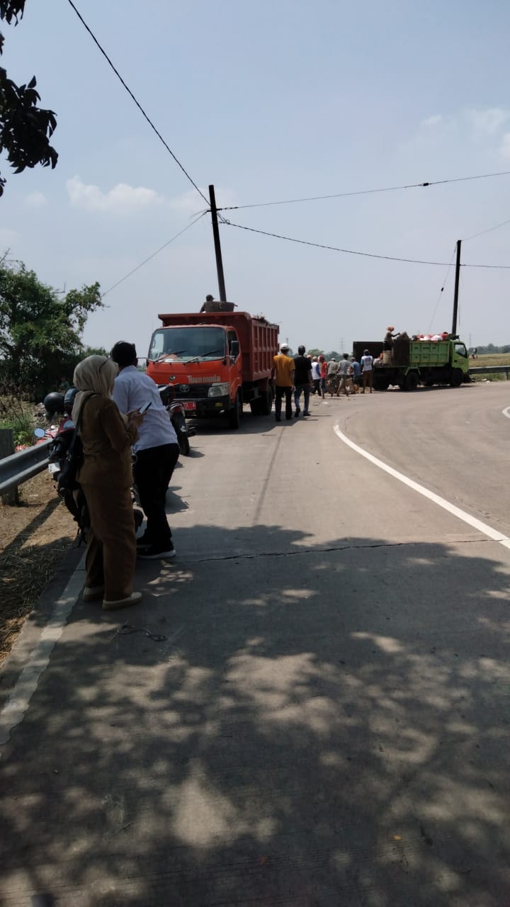 Lurah Kasunyatan Beserta Ketua Karang Taruna Dan RT RW Bergotong Royong Membersihkan Tumpukan Sampah di Jalan Tasikardi-Banten Lama