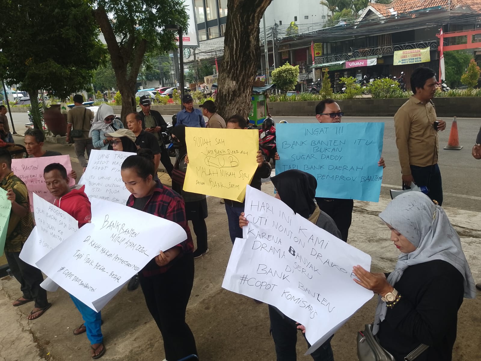 Pelayanan Kantor Pusat Bank Banten Lumpuh Digoyang Aksi Massa Koar Banten Jilid II