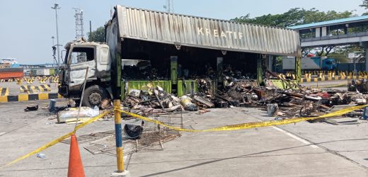 Truk Ekspedisi JNE Ludes Terbakar di Pelabuhan Merak-Banten