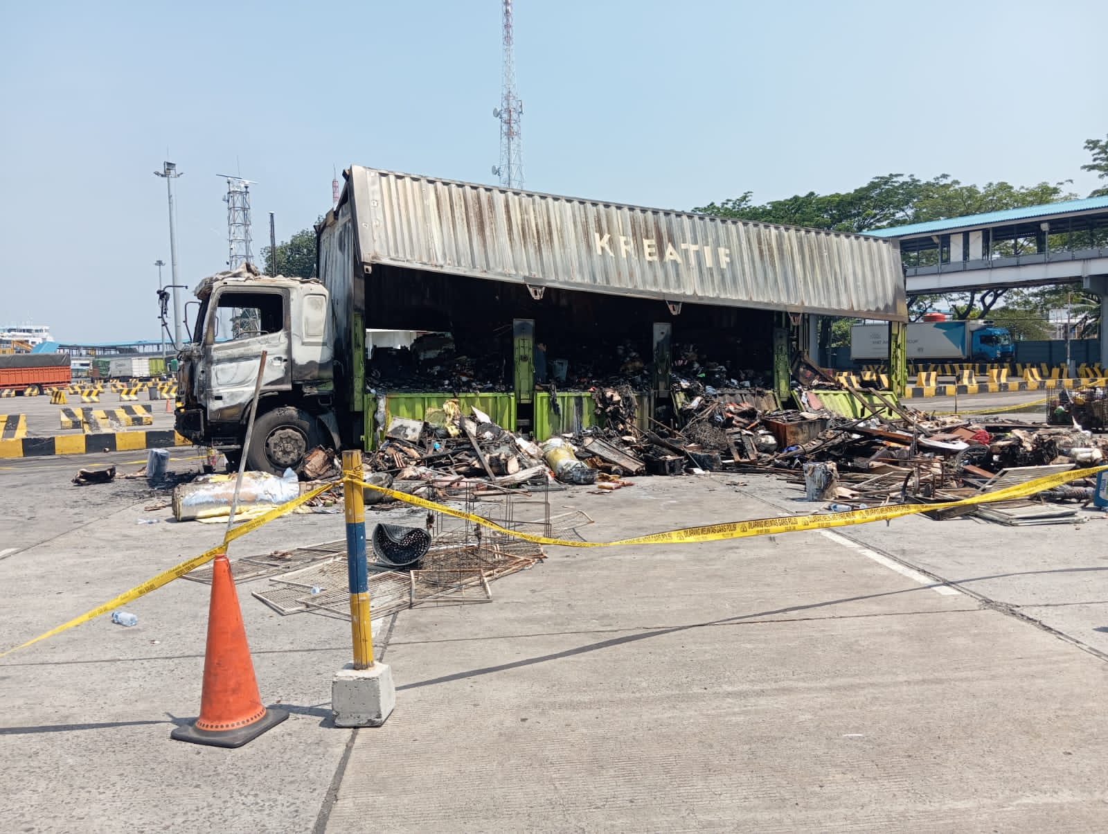 Truk Ekspedisi JNE Ludes Terbakar di Pelabuhan Merak-Banten