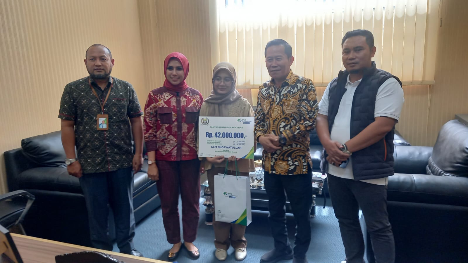DPRD Kota Serang Berikan Santunan Kematian kepada Ahli Waris Non ASN, Sebagai Bentuk Kepedulian Pemerintah terhadap Pekerja