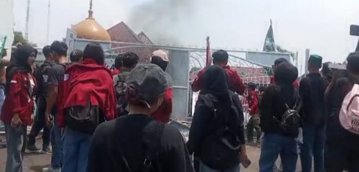Mahasiswa Gerudug Kantor Bupati Serang, Desak Pemkab dan DPRD Ungkap Kasus Mark’up Website Desa