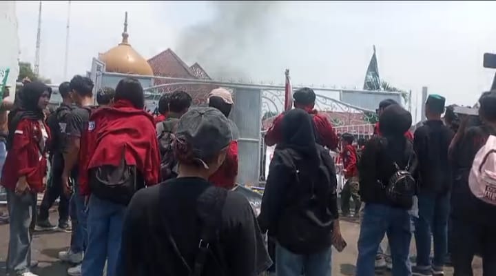 Mahasiswa Gerudug Kantor Bupati Serang, Desak Pemkab dan DPRD Ungkap Kasus Mark’up Website Desa