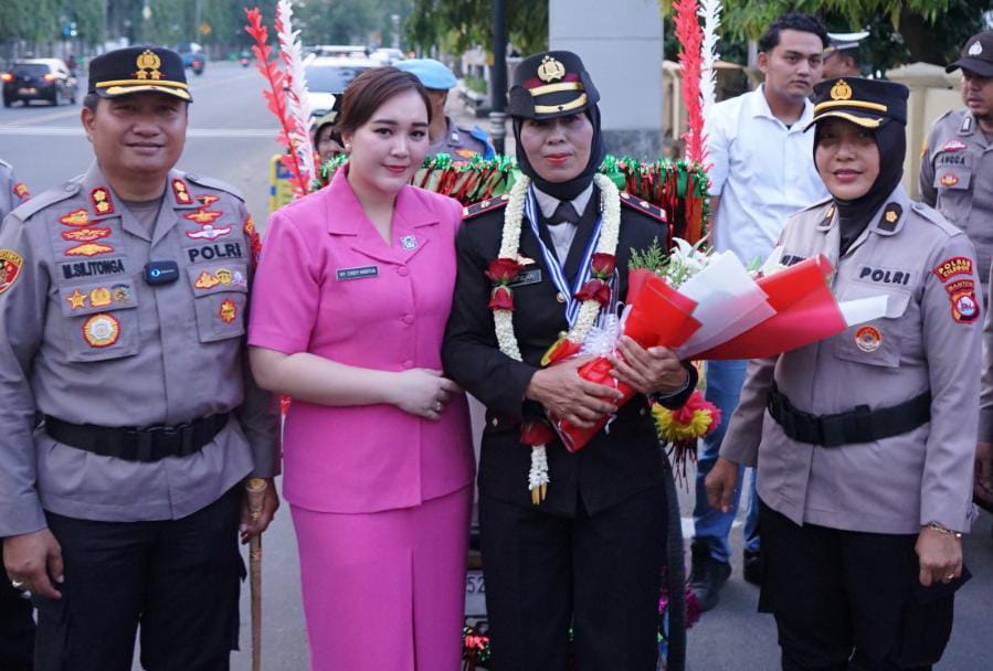 Upacara Purnabakti dan Tradisi Farewell, Polres Cilegon Lepas Purnawirawan Kompol Chotidjah dengan Penuh Keharuan