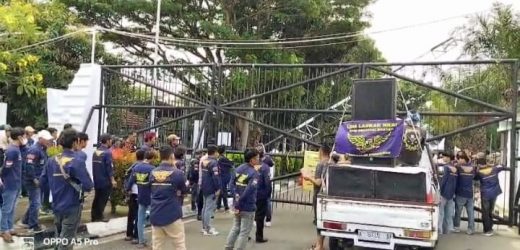 Gelar Aksi Di Dishub Provinsi Banten, LSM Laskar NKRI Soroti Dugaan Permainan Tender PJU dan Pertanyakan Absennya Pengamanan Polisi