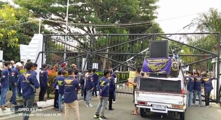 Gelar Aksi Di Dishub Provinsi Banten, LSM Laskar NKRI Soroti Dugaan Permainan Tender PJU dan Pertanyakan Absennya Pengamanan Polisi