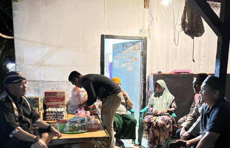 Terima Bantuan Sembako Saat Dikunjungi Kapolres Condro Sasongko, Korban Kebakaran Sangat Terharu