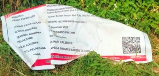 Pekerjaan U-DITCH Di duga abaikan K3 dan APD, Papan Proyek di anggap sampah