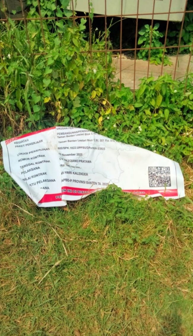 Pekerjaan U-DITCH Di duga abaikan K3 dan APD, Papan Proyek di anggap sampah