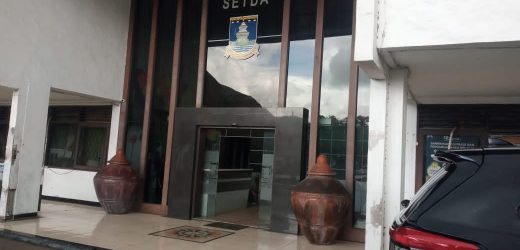 Oknum Pamdal yang bertugas di Setda Kabupaten Serang berinisial “SL” diduga telah menyalahgunakan wewenangnya dan melarang seorang wartawan memasuki ruang Setda Kabupaten Serang dinilai tidak memahami Undang Undang Pokok Pers nomor 40 Tahun 1999