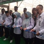 Bupati Serang Hj. Ratu Rachmatuzakyah Spd, MM meresmikan Greenhouse dan launching (Panen Perdana) Budi Daya Sayuran Hidroponik  (selada) di Desa Cibojong kecamatan Padarincang.