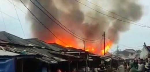 Jelang Berbuka Puasa, Deretan Kios di Pasar Baru Labuan Pandeglang Hangus Terbakar