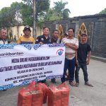 Media Matadunianews Gelar Aksi Sosial Ramadan, Bagikan Takjil dan Nasi Kotak kepada Pengendara Dan Pejalan Kaki di Kota Serang