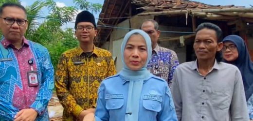 Kades Suheli Dampingi Bupati Serang Ratu Rachmatuzakiyah Tinjau Rumah Kusnadi Warga Jalupang Wetan