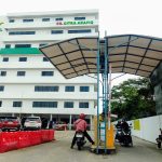 Warga dan Pengunjung keluhkan tarif parkir RS ARAFIK, bahu jalan di jadikan tempat parkir