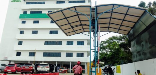 Warga dan Pengunjung keluhkan tarif parkir RS ARAFIK, bahu jalan di jadikan tempat parkir