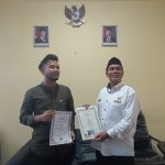 Kepala SMA Negeri 1 Ciomas Bersama TU serahkan Ijazah Asli “Gratis Kepada siswa-siswi dan Alumni