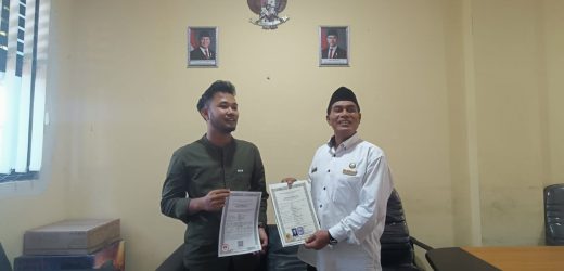Kepala SMA Negeri 1 Ciomas Bersama TU serahkan Ijazah Asli “Gratis Kepada siswa-siswi dan Alumni