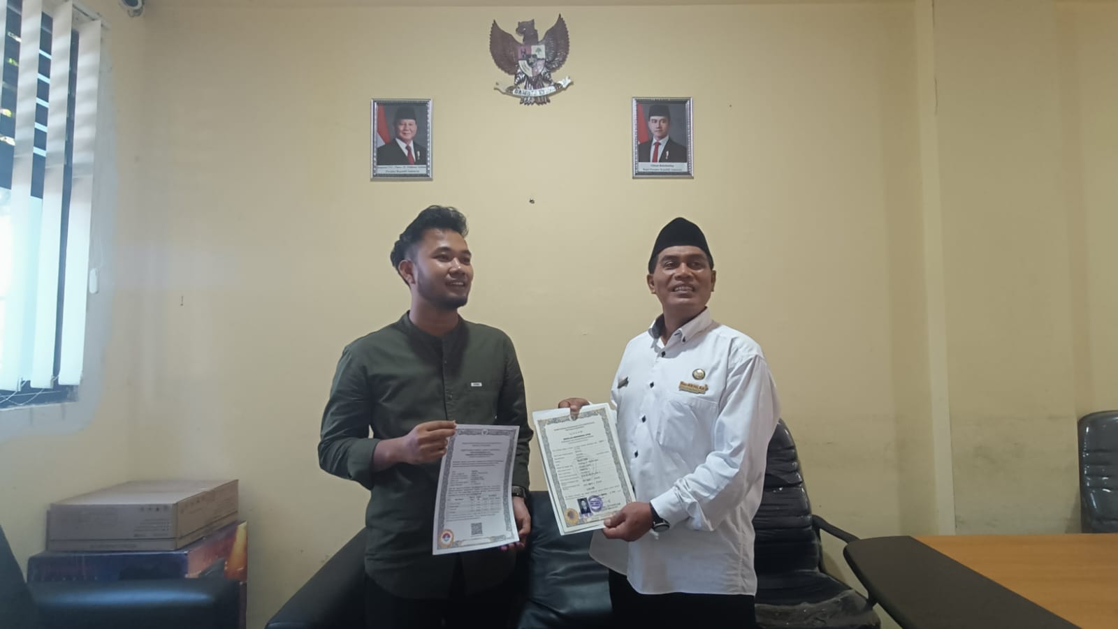 Kepala SMA Negeri 1 Ciomas Bersama TU serahkan Ijazah Asli “Gratis Kepada siswa-siswi dan Alumni