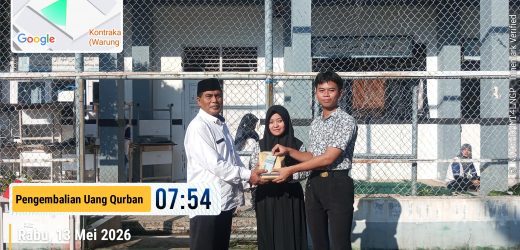 Kepala sekolah SMAN 1 Ciomas mengembalikan uang qurban kepada siswanya.