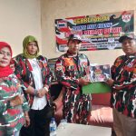 Acong Ketua harian 1 Serahkan SK MAC LMP Rajeg ke Joko Winarno