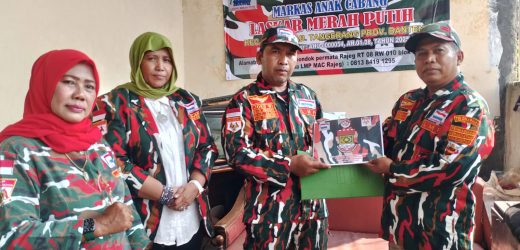 Acong Ketua harian 1 Serahkan SK MAC LMP Rajeg ke Joko Winarno