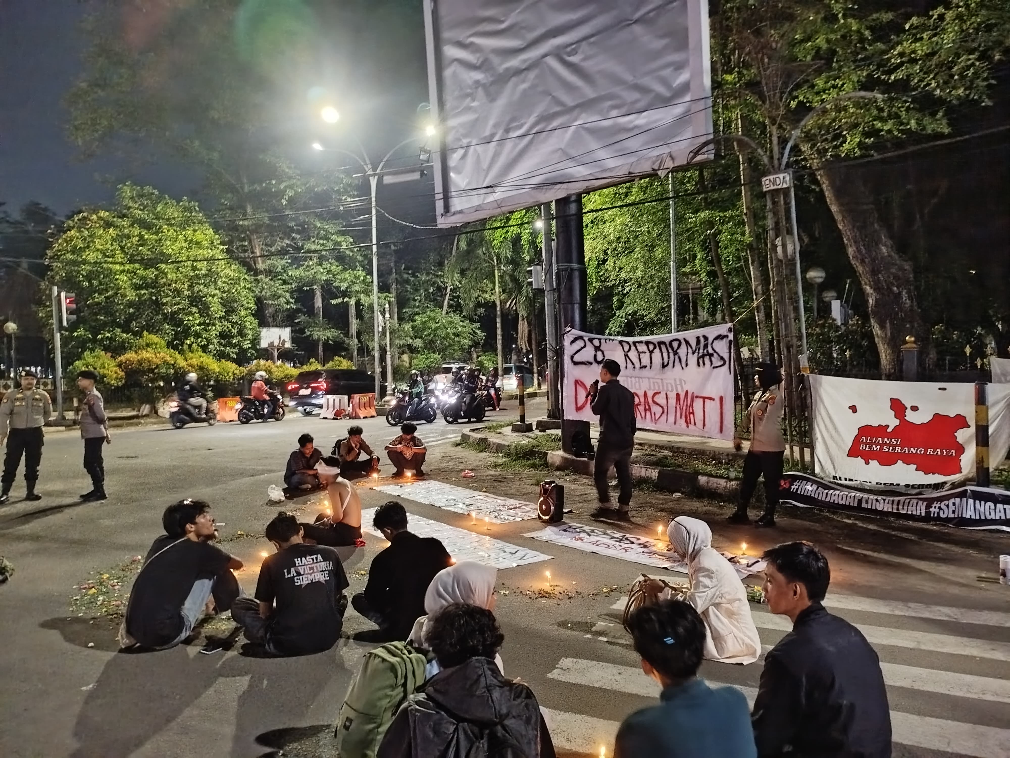 Unras Mahasiswa Aliansi BEM Serang Raya Menyoroti 28 Tahun Reformasi, Semakin Luasnya Peran Militer di Ruang Sipil