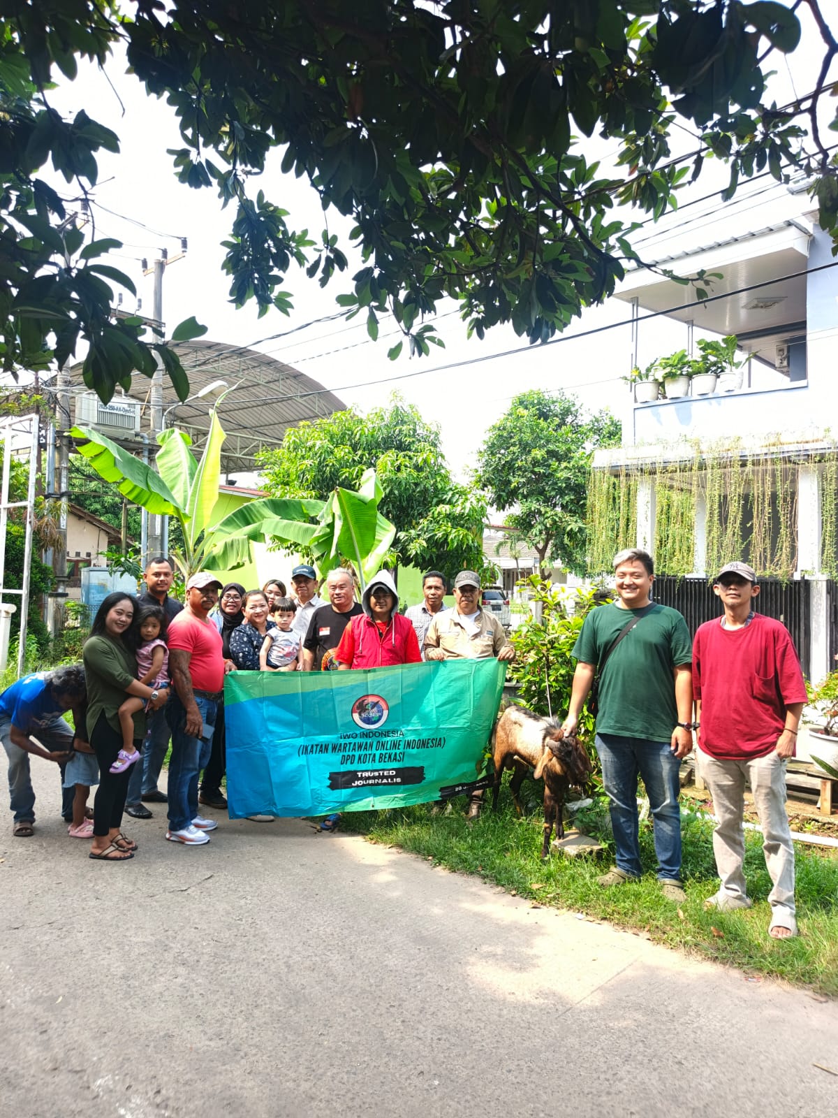 Bukan Sekadar Kurban, IWO-I Kota Bekasi Pererat Kebersamaan dengan Warga Meriahkan Idul Adha 1447 H