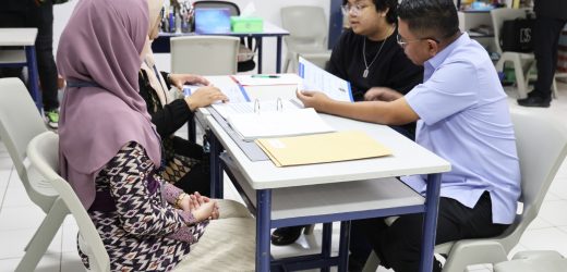 Gubernur Andra Soni Beri Contoh, Gerakan Antar Anak Ambil Rapot Perkuat Pendidikan Karakter