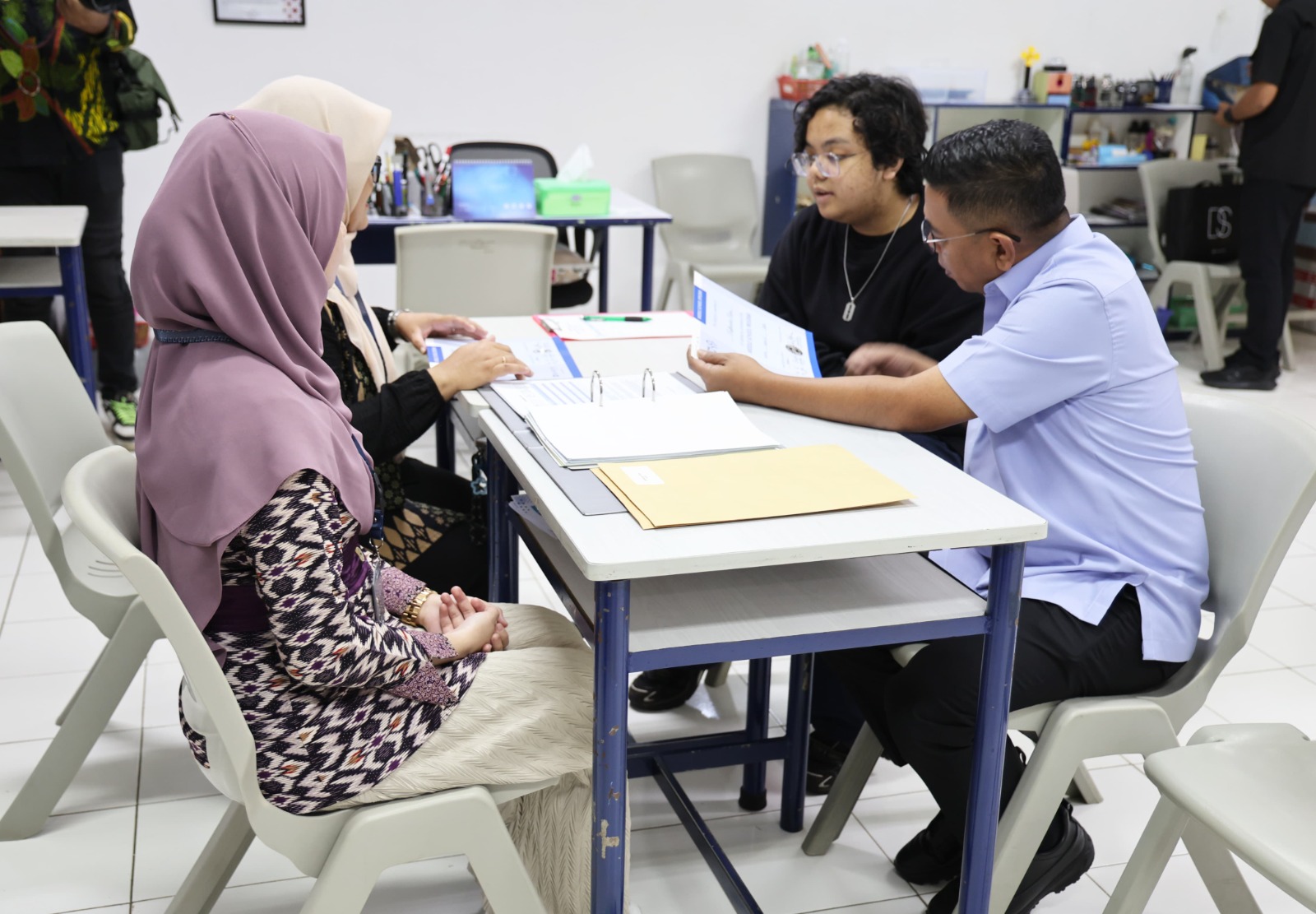 Gubernur Andra Soni Beri Contoh, Gerakan Antar Anak Ambil Rapot Perkuat Pendidikan Karakter