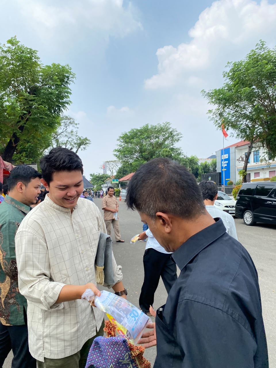 PLN UP3 Serpong Gelar Jumat Berbagi, Salurkan Bantuan Sosial dan Sosialisasikan Promo Tambah Daya